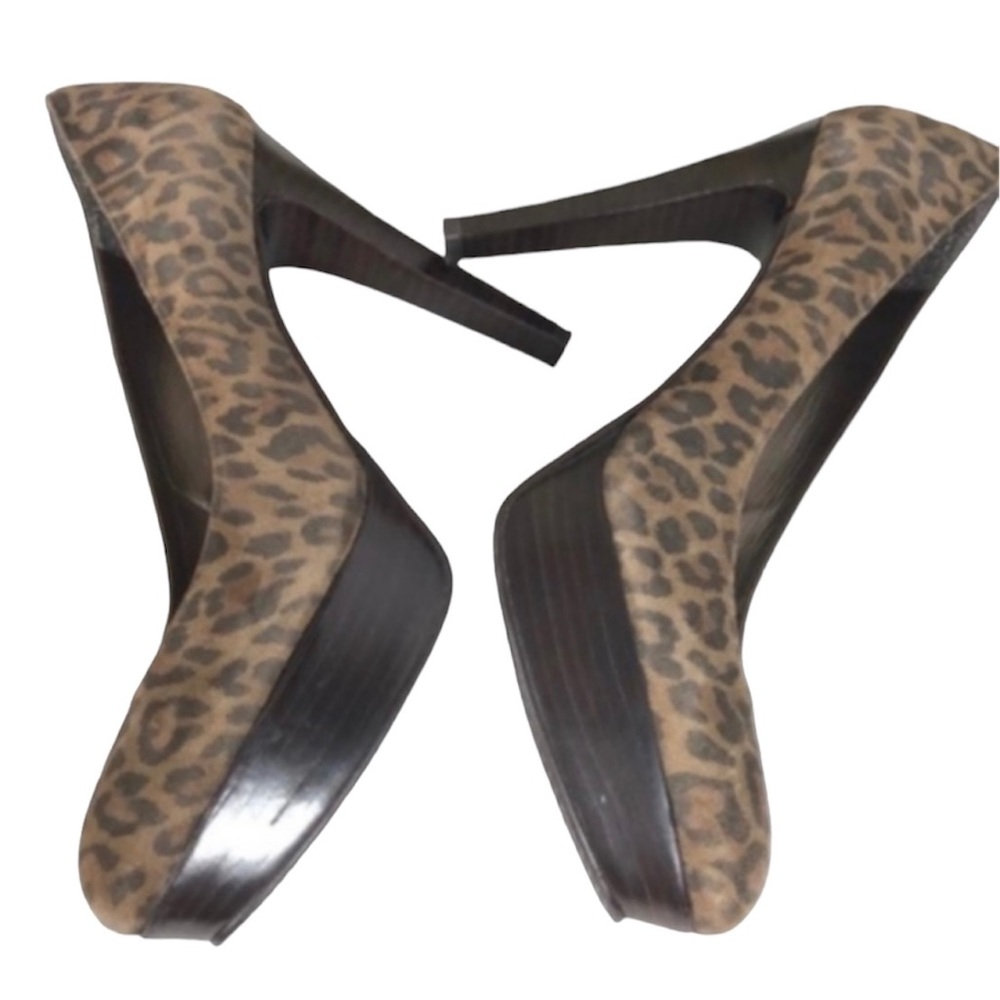 Stuart Weitzman leopard platform pumps almond toe padded insole 4.75” he…